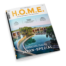 Titelbild des Designmagazins „H.O.M.E.“ mit dem Schriftzug „OUT OF HOME SPECIAL“ und Untertitel „Das Designmagazin zum Wohlfühlen“. Abgebildet ist ein moderner Hotelkomplex mit Pool, Bäumen und Meerblick. Text auf dem Cover: „SIGNATURE PLACES JAPAN-SPEZIAL“, „AUF SCHIENE Luxuszüge weltweit“, „BLENDED TRAVEL Arbeiten, wo andere Urlaub machen“ und „NEUE YACHTEN Wohnen auf dem Wasser“. Ausgabe August 2024.