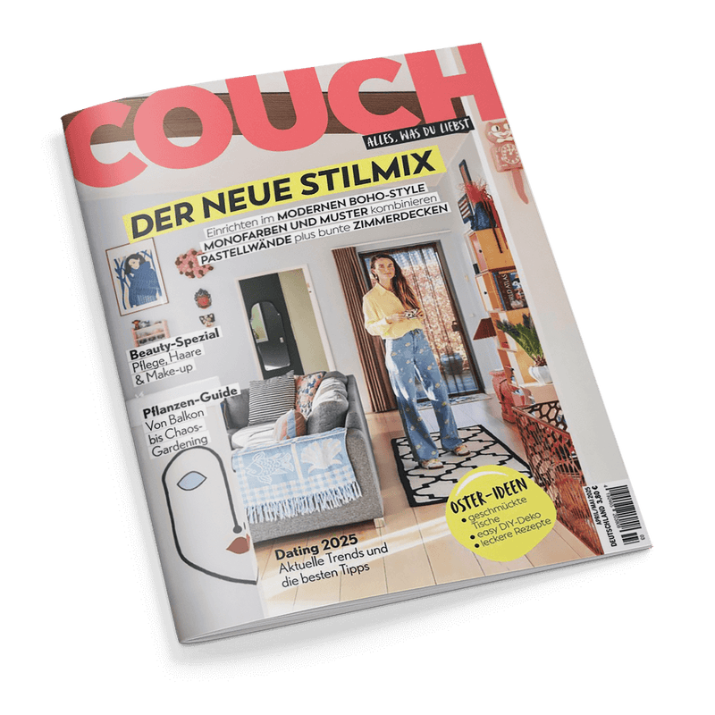 Titelbild der Wohn- und Lifestylezeitschrift „COUCH – Alles, was du liebst“, im Mittelpunkt eine Frau mit langen braunen Haaren im gelben Oberteil und blauer Hose in einem farbenfrohen Wohnzimmer mit retro-inspirierter Einrichtung; Schlagzeilen u. a.: „DER NEUE STILMIX“, „Beauty-Spezial: Pflege, Haare & Make-up“, „Pflanzen-Guide“, „Dating 2025“, „OSTER-IDEEN: geschmückte Tische, fröhliche DIY-Deko, leckere Rezepte“.
