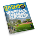 Titelblatt des Magazins „11 Freunde“ mit gelbem Logo am oberen Rand und großem weißen Schriftzug „Verrückte Fußballrepublik“ vor blauem Himmel. Darunter eine Park- und Sportplatzszene mit mehreren Personen auf Rasen und rotem Hartplatz, teilweise beim Fußballspiel, andere am Spielfeldrand. Schwarzer Kreisaufdruck oben rechts mit Text „Spieler der Saison – Die Wahl“, unten weiße Zeile „Eine Reise zu den kuriosesten Plätzen des Landes“.
