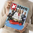 Person in beigefarbenem Pullover hält ein Magazin mit dem Titel „stern“. Auf dem Cover fünf Personen – drei Männer und zwei Frauen – in Businesskleidung vor blauem Hintergrund. Hauptüberschrift in Weiß: „DIE AfD-BESIEGER“, Unterzeile in Gelb: „Diese Politiker haben gegen extreme Rechte gewonnen. Das sind ihre Erfolgsgeheimnisse“. Rotes Stern-Logo oben links, rote Pfeilgrafik im unteren Bereich des Covers.