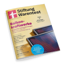 Titelseite der Zeitschrift „Stiftung Warentest“ mit gelbem Hintergrund. Oben großes rotes Logo mit weißem Kreuzsymbol und Schriftzug „Stiftung Warentest“. Haupttitel in lila: „Balkonkraftwerke“, Untertitel über geprüfte Solarmodule. Weitere Artikelankündigungen zu Klimaanlagen, Smartwatches, Akkuschraubern, Deos, Grillkohle, Autokindersitzen und Ernährung. Unten rechts Foto zweier Solarplatten mit blau-violetter Oberfläche und rechteckigem Metallrahmen.