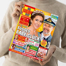 Eine Person in beigefarbenem Strickpullover hält die Zeitschrift „Das Goldene Blatt“ vor neutralem Hintergrund; auf dem farbenfrohen Cover mit gelbem Rahmen sind groß die Porträts einer Frau mit Tiara und eines Mannes in Uniform zu sehen, dazu Schlagzeilen wie „SÜSSES BABY-GLÜCK?“, „Mary & Frederik von Dänemark“, „Kate & William“, „Natur-Apotheke Malve“, „Kronprinzessin Victoria“ und „Köstlich: Blechkuchen“.
