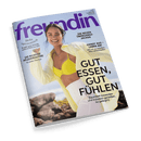 Titelbild der Zeitschrift „freundin“ mit einer lächelnden Frau mit dunklem Haar in gelbem Sport-Bralette und transparenter gelber Jacke vor Felslandschaft; Textaufschriften u. a.: „GUT ESSEN, GUT FÜHLEN – Bauchfett loswerden und trotzdem genießen“, „Bleibt optimistisch“, „Die richtige Pflegeroutine für jeden Hauttyp“, „Die neuen Übergangsjacken“, „Handy aus – Leben an!“.