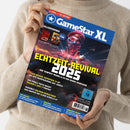 Eine hell gekleidete Person hält eine Ausgabe des Magazins „GameStar XL“ mit blauem Titelkopf. Das Cover zeigt ein futuristisches, rötlich beleuchtetes Soldatenmotiv mit Maschinen und Explosionen, darüber der gelbe Schriftzug „Echtzeit-Revival 2025“. Weitere sichtbare Texte: „Clair Obscur: Expedition 33“, „Baldur’s Gate 3“, „Oblivion Remastered“ und „Commandos Origins“, unten ein blaues USK-16-Symbol und ein Barcode.