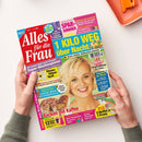 Titelblatt der Frauenzeitschrift „Alles für die Frau“ in roten, gelben und blauen Farbfeldern, mittig ein Porträt einer lächelnden blonden Frau mit kurzem Haar vor hellblauem Hintergrund. Schlagzeilen: „1 Kilo weg über Nacht“, „Backen mit Kaffee“, „Lässige Mode zum Schnäppchenpreis“, „Riesen-Rätsel-Spaß“ und „Pflege-Lieblinge ab 2 Euro“. Die Zeitschrift wird von zwei Händen über hellem Tisch gehalten.