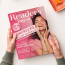 Titelbild der Zeitschrift „Reader’s Digest Deutschland“, Ausgabe Juni 2025. Es zeigt eine lachende weibliche Person in rosafarbenem Oberteil vor pinkem Hintergrund. Hauptüberschrift: „Vorfreude macht glücklich – und ist ganz leicht zu lernen!“. Weitere sichtbare Texte: „Neu! 5 ausgewählte Artikel zum Anhören“, „So sind Sie sicher unterwegs“, „Bewusstlos in 7000 Meter Höhe“ sowie Themenhinweise zu Reisen und Gesundheit.