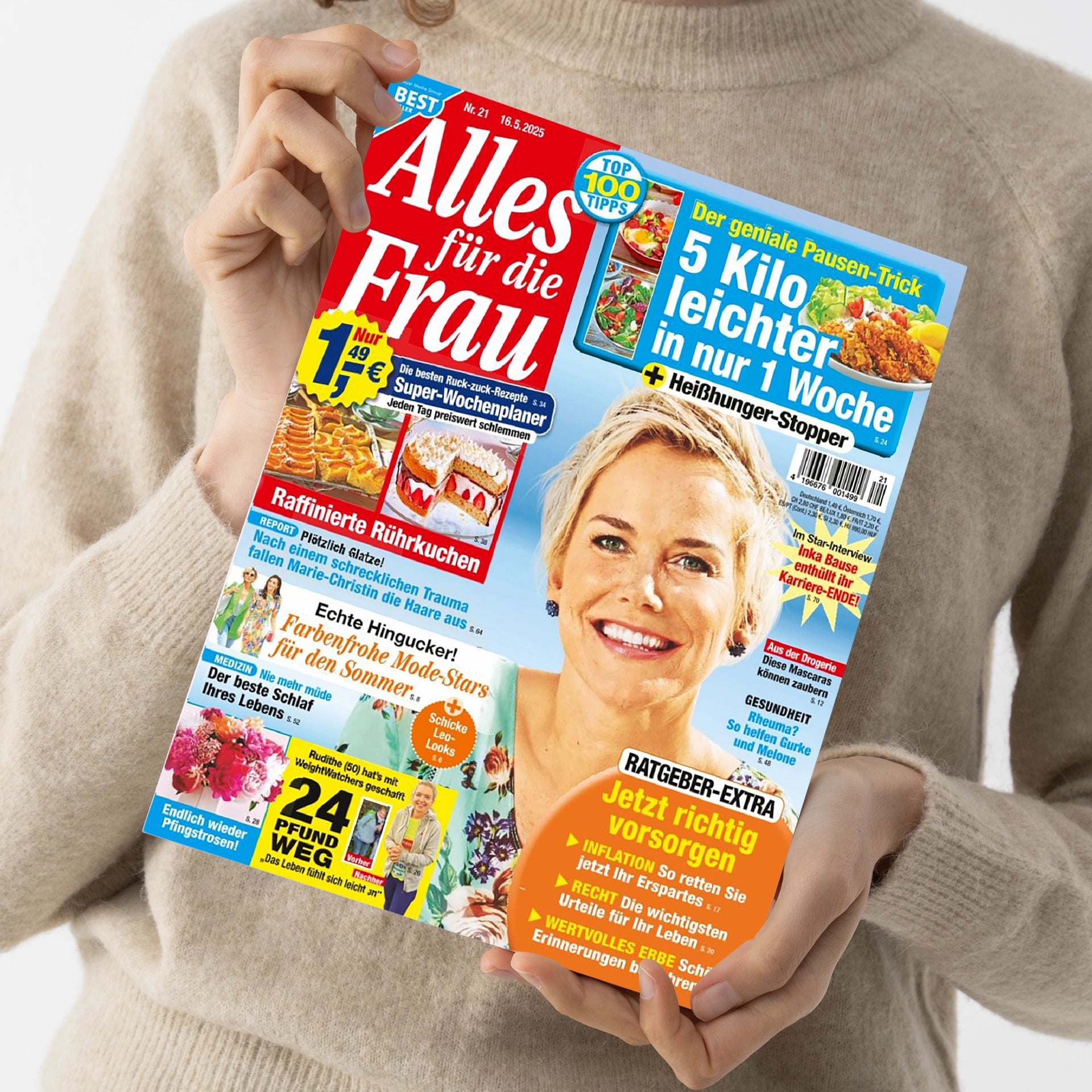 Person in beigefarbenem Strickpullover hält eine Ausgabe der Frauenzeitschrift „Alles für die Frau“. Das Titelbild zeigt eine lächelnde blonde Frau vor blauem Hintergrund mit Schlagzeilen wie „5 Kilo leichter in nur 1 Woche“, „Raffinierte Rührkuchen“, „Farbenfrohe Mode-Stars für den Sommer“ und „Jetzt richtig vorsorgen“. Mehrfarbig gestaltetes Cover mit Bildern von Kuchen, Blumen und Gerichten, rotem Titelbereich und zahlreichen Textfeldern.