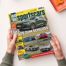 Titelbild der Zeitschrift „Auto Bild sportscars“, Ausgabe August 2024, gehalten von einer Person mit grüner Strickjacke über hellem Hintergrund. Zentrales Motiv ist ein grüner Audi RS 3 mit gelbem Schriftzug „DAS BESTE ZUM SCHLUSS – Audi RS 3 competition limited im Test“. Darunter mehrere kleinere Autoabbildungen mit Texten zu Mini Cooper, Renault 5 Turbo, BMW M Concept, Corvette ZR1 und Ford Transit Custom MS-RT.