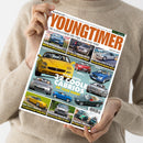 Person in beigefarbenem Strickpullover hält die Zeitschrift „YOUNGTIMER – Die Kultklassiker der 70er, 80er und 90er“ (Ausgabe Mai/Juni 2025). Das Cover zeigt mehrere klassische Cabrio- und Sportwagen in unterschiedlichen Farben, darunter ein gelber Maserati Spyder, mit Textzeilen wie „32 coole Cabrios ab 1250 Euro“, „BMW Dreier E90 im Kauf-Check“ und „Restaurierung Mini 25 Cabrio“. Hintergrund in hellblauen und weißen Farbtönen.
