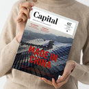Helle, langärmlige, beige gekleidete Person hält das Magazin „Capital“ mit dem Titel „MADE IN CHINA“ in großen roten Buchstaben; darunter eine Luftaufnahme vieler gleichmäßig angeordneter Solarpaneele in einer bergigen Landschaft. Im oberen Bereich weiße Titelleiste mit schwarzem „Capital“-Logo, Unterzeile „Wirtschaft ist Gesellschaft“ sowie Rubriken „Neue Technologie“ und „Aktienanlage“, Datierung „07 | Juli 2022“.