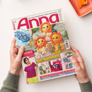 Titelblatt der Handarbeitszeitschrift „Anna“, Ausgabe Juni 2025. Zentral drei gehäkelte Löwenfiguren mit orangefarbener Mähne und beigem Körper, darüber der großformatige Schriftzug „Anna“ in Rot. Weitere sichtbare Texte: „So schön wird der Sommer!“, „GRANNY SQUARE des MONATS“, „LEHRGANG: PRAKTISCHE GARTENSCHÜRZE“. Im unteren Bereich ein Foto einer Person in pinkem Strickoberteil und mehrere kleine Bilder mit Häkel- und Nähprojekten.