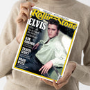 Person in beigem Pullover hält ein Exemplar des Magazins „Rolling Stone“ in den Händen. Das Cover zeigt eine männliche Person im hellgrün gestreiften Hemd, die an einer Mauer sitzt. Gelb umrahmter Titel mit der Aufschrift „Rolling Stone“, großem Schriftzug „ELVIS – 1956 – als Rock’n’Roll die Welt veränderte“ sowie weiteren Texten: „KIM GORDON macht keine Kompromisse“, „TRAVIS SCOTT erschafft ein Rap-Imperium“, „NOAH WYLE ist der Arzt, dem wir vertrauen“.