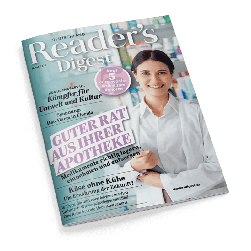 Titelbild der Zeitschrift „Reader’s Digest Deutschland“ vom März 2025 mit einer lächelnden Frau im weißen Kittel vor einem Apothekenregal; zentrale Schlagzeile: „Guter Rat aus Ihrer Apotheke“, weitere Texte: „König Charles III.: Kämpfer für Umwelt und Kultur“, „Hai-Alarm in Florida“, „Medikamente richtig lagern, einnehmen und entsorgen“, „Käse ohne Kühe – Die Ernährung der Zukunft?“, „16 Tipps, die Ihr Leben leichter machen“, „readersdigest.de“, violetter Hinweis zu 5 Artikeln zum Anhören.