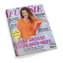 Titelbild der Zeitschrift „FÜR SIE“ mit einer jungen weiblichen Person mit lockigen, schulterlangen Haaren, die ein oranges, gepunktetes Oberteil und helle Hose trägt, vor weißem Hintergrund mit lila Texten; zentrale Schlagzeile: „DAS GROSSE FRÜHLINGS-HEFT“, weitere Titelthemen u. a.: „Die schönsten neuen Kleider“, „Was Ihr Gesicht über Sie verrät“, „Richtig fasten“, gelber Kreis mit „It's Tea-Time – Leckere Rezepte für Gebäck und Kuchen“.