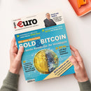 Titelblatt des Magazins „Euro – Das Magazin für Wirtschaft und Geld“ mit hellblauer und weißer Farbgestaltung, gehalten von zwei Händen über hellem Hintergrund. Haupttext: „Die neue Sicherheit GOLD & BITCOIN – die beste Kombi für Ihr Vermögen“. Abgebildet ist eine Münze, halb in Gold-, halb in Bitcoin-Optik. Weitere Aufschriften nennen Themen wie „Reich mit Buffett“, „EXTRAGEHALT MIT ETFS“, „TECH IM KRISEN-CHECK“ und „20 % Gewinn pro Jahr“.