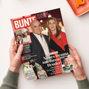 Titelblatt der Zeitschrift „BUNTE“ mit rotem Logo oben links. Im Mittelpunkt ein Mann im dunklen Sakko und eine Frau mit langen blonden Haaren in einem schwarz-roten Kleid vor unscharfem Licht-Hintergrund. Textaufschriften: „STEFFI GRAF – Neues Drama um ihren Bruder“, „TAYLOR SWIFT – So romantisch war ihre Mega-Hochzeit“. Weitere kleinere Fotos und Überschriften zu „PRINZESSIN KATE“, „SIMONE BALLACK“ und „AURORA RAMAZZOTTI“. Hände halten das Magazin über hellem Tisch.