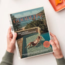 Titelcover des Magazins „GOODLIFE“ mit dem Untertitel „Das Magazin für Wohnen & Design · Kultur & Kulinarik · Stil & Reise“. Im unteren Bereich ein Foto einer weiblich gelesenen Person in einem gestreiften Badeanzug, die auf einer Liege im flachen Poolwasser entspannt; dahinter Palmen, Meer und Küste. Textaufschriften: „DIE GROSSE SOMMEREDITION“, „Living & Design für die schönste Zeit“, dazu Themen zu Kopenhagen, Mykonos und Louis Vuitton.