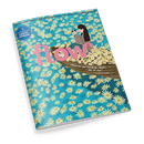 Magazin „flow“ mit großem rosa Titel auf blauem Hintergrund, der mit weißen und gelben Margeriten bedeckt ist; darauf Illustration einer weiblich gelesenen Person mit dunklem Haar in brauner Jacke und blauer Hose, die in einem mit Blumen gefüllten Holzboot sitzt und ein Buch liest; Aufschrift am oberen Rand: „Das Magazin für persönliche Entwicklung, Kreativität, Achtsamkeit, Lebensfreude“.