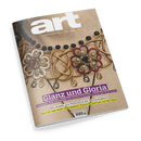 Titelblatt des Kunstmagazins „art“, Ausgabe Juni 2023. Gezeigt ist ein Detail historischer Schmuckkunst mit goldenen und roten Fäden, Perlen, Edelsteinen und ornamentalem Muster auf beigefarbenem, rissigem Hintergrund. Aufschrift in Weiß, Lila und Gelb: „Glanz und Gloria“, „Edelsteine, Gold und Perlen: Eine kleine Kunstgeschichte des Schmucks“, „EXPO OSAKA: Das Weltfestival der Nachhaltigkeit“, „WAS IST DER WERT DER KUNST? Einem Mysterium auf der Spur“.