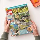 Zwei Hände halten die August-2026-Ausgabe des Magazins „Lisa Wohnen & Dekorieren“ mit gelbem Titel über einer Garten-Terrassen-Szene mit Sofas, Pflanzen und Holzmöbeln. Aufschrift u. a.: „Maritimes Flair zum Nachstylen“, „Meine Wohlfühl-Oase“, „Sommer-Trend: Streifen“, „Extra 14 Seiten – die schönsten Küsten-Looks“. Linke obere Ecke zeigt das rote Logo „Lisa“, rechts unten ein rundes Bild mit einem Teller mediterraner Speisen.