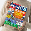 Person in beigefarbenem Strickpullover hält das Magazin „PC-WELT+“ Ausgabe 6/2025 in beiden Händen, Titelgestaltung in Blau, Rot, Orange und Weiß. Hauptaufschrift „Windows Update-Garantie“, weitere sichtbare Texte: „Sicherheits-Box“, „Linux Einsteiger-Paket“, „Lokale KI-Tools“, „Sicherheit XXL“ und „Fritzbox & Co. gratis verbessern“. Oben Hinweis „2 Doppel-DVDs + 32 Seiten Extra“. Cover enthält PC- und Laptop-Abbildungen.