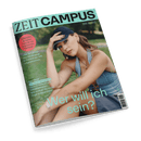Titelbild des Magazins „ZEIT Campus“, Sonderheft mit dem Aufdruck „32 Seiten Tipps für ein entspanntes Semester“ in rotem Kreis; im Mittelpunkt sitzt eine dunkelhaarige weibliche Person mit schwarzer Basecap, blauem Neckholder-Oberteil und kurzem dunklem Rock vor unscharfem Naturhintergrund; Aufschriften u. a.: „Wer will ich sein?“, „Das Model Stefanie Giesinger“, „UNIS IM OSTEN – Was Studierende in Cottbus der AfD entgegensetzen“.
