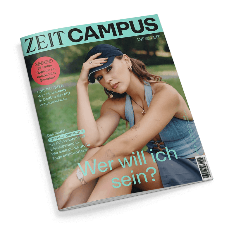 Titelbild des Magazins „ZEIT Campus“, Sonderheft mit dem Aufdruck „32 Seiten Tipps für ein entspanntes Semester“ in rotem Kreis; im Mittelpunkt sitzt eine dunkelhaarige weibliche Person mit schwarzer Basecap, blauem Neckholder-Oberteil und kurzem dunklem Rock vor unscharfem Naturhintergrund; Aufschriften u. a.: „Wer will ich sein?“, „Das Model Stefanie Giesinger“, „UNIS IM OSTEN – Was Studierende in Cottbus der AfD entgegensetzen“.