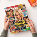 Titelblatt der Zeitschrift „neue woche“, gehalten von zwei Händen über hellem Untergrund. Zentral: eine blonde Frau mit hellem Haar und hellem Oberteil, daneben mehrere kleinere Porträtfotos anderer Personen. Hauptüberschrift in gelbem Kasten: „Michelle PSYCHO-DRAMA! Dreht sie jetzt völlig ab?“. Weitere Textfelder mit Themen wie Beziehungen, Prominente und Rezepte, farblich in Rot, Gelb und Blau gestaltet.