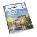 Titelblatt der Wirtschaftszeitschrift „Capital“, Ausgabe 05/2025. Haupttitel in weißer Schrift auf blauem Hintergrund: „Der große Immobilien-Kompass 2025“. Darunter ein Foto mit weißem Ausflugsschiff auf einem Fluss vor einer großen Villa mit rotem Ziegel und weißen Fassadenelementen, umgeben von Bäumen. Gelber Kreis mit Text „Trump-Crash“, kleinere Überschriften zu Verteidigung und Start-ups rechts unten.