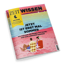 Magazin „ZEIT Wissen“, Ausgabe Juli/August 2020, mit gelbem Kasten links „DER MOND – Die große Kraft am Himmel und ihr Einfluss auf die Menschen“. Titelthema mittig: „JETZT IST ERST MAL SOMMER – Wie man sich von Sorgen frei macht. Und neue Lebenslust gewinnt“. Illustration zeigt eine weibliche und eine männliche Person auf Strandstühlen am Meer vor rosa Sand und pastellfarbenem Himmel.