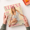 Titelblatt der Zeitschrift „VERENA Stricktrends“ mit einer sitzenden weiblichen Person in weißem gehäkeltem Oberteil am Sandstrand. Aufschrift in rosa und schwarzer Schrift: u. a. „54 exklusive Designs“, „IN WEISS – Maritme Looks & jede Menge Details“, „LET’S GO TO THE BEACH – Sundowner in lockeren Strick- und Häkelteilen“ sowie „Maschenleicht durch den SOMMER“. Gehalten von zwei Händen vor hellem Hintergrund, rechts oben orangefarbene Schale sichtbar.
