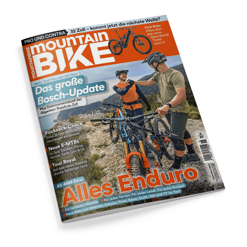 Titelbild der Zeitschrift „MountainBIKE“ mit orange-weißem Logo und zwei männlich gelesenen Personen in Fahrradkleidung und Helmen, stehend auf einem steinigen Bergtrail mit Blick auf eine Berglandschaft; beide führen Mountainbikes mit breiten Reifen und Federung, Schlagzeilen u. a.: „Das große Bosch-Update“, „Alles Enduro“, „Neue E-MTBs“, „Tour Royal“, „Rucksack-Check“, oben kleines Bild eines orange-schwarzen Mountainbikes.