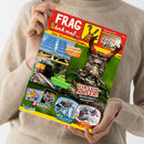 Eine hell gekleidete Person hält das Wissensmagazin „Frag doch mal…“ mit rotem Titelkopf und gelbem Schriftfeld. Auf dem Cover sind ein großer Hirschkäfer auf grünem Hintergrund, ein Solarfeld, ein gelber Zug, mehrere Erdmännchen sowie ein Tiger, eine Achterbahn und eine Rafting-Szene abgebildet. Sichtbare Texte: „Sonnenenergie!“, „Zugabenteuer!“, „Hirschkäfer!“, „2 Poster“, „Wie schnell sind Achterbahnen?“ und „Was ist Rafting?“.