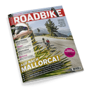 Titelbild der Zeitschrift „RoadBike“, Ausgabe Nr. 03/2025, mit großem roten Titelkopf oben, darunter ein Foto von drei Rennradfahrenden auf einer kurvigen Bergstraße mit Pinien und Gebirge im Hintergrund; zentrale gelbe Schlagzeile: „Auf nach Mallorca!“ mit Unterzeilen zu Reisezielen, Ausrüstung und Wettkämpfen; weitere Rubriken links zu neuen Rennrädern, Fitness, Gravelbikes und Werkstatt; lilafarbener Kreis rechts mit Text: „Wahoo Elemnt Ace – Neuer Top-Computer im ersten Test“.