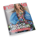 Titelblatt der Zeitschrift „InStyle“ mit einer lächelnden weiblichen Person in einem bunt gemusterten, floralen Kleid mit weitem blauen Puffärmel-Überwurf, grünem Anhänger und welligem blondem Haar. Texte: „60 Wow!-Kleider“, „Time to Shine – Der Profi-Haircare-Plan für jedes Alter“, sowie „ENDLICH SOMMER!“, „Flirty Fransen-Pieces“, „Trendfarbe Buttergelb“, „Heiße Schnür-Sandalen“, „Accessoires in Sorbet“.