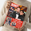 Person in beigefarbenem Pullover hält eine Ausgabe der Zeitschrift „BUNTE“ in beiden Händen, rotes Titelblatt mit großem Schriftzug oben. Zentral ein Porträt eines Mannes im schwarzen Anzug und einer Frau in schwarzem Kleid vor verschwommenem Hintergrund. Zusätzliche kleinere Fotos zeigen verschiedene Personen, Textausschnitte u. a. „Er hat schon eine Neue!“, „Collien Fernandes & Christian Ulmen“ sowie weitere Überschriften und Themenblöcke.