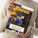 Person in beigem Pullover hält die Kinderzeitschrift „Servus Kinder“ mit gelbem Titeltext. Auf dem Cover ist eine gezeichnete graue Maus mit Sonnenbrille und blauem Trenchcoat vor einer nächtlich beleuchteten Altstadtgasse abgebildet. Text: „STRENG GEHEIM! Verborgene Botschaften und Goldbarren im Tresor...“. Oben stehen Rubriken „Forschen & Fragen“, „Erleben & Entdecken“, „Lachen & Rätseln“, „Basteln & Kreativ sein“.
