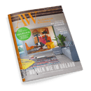 Titelbild der Zeitschrift „AW Architektur & Wohnen“ mit dem Haupttitel „Wohnen wie im Urlaub – Häuser an Sehnsuchtsorten“; im Vordergrund ein modernes Wohnzimmer mit bunter Einrichtung, darunter ein gestreifter Teppich, gelber Stuhl, graues Sofa, Pflanzen und farbige Wandkunst; sichtbare Schlagzeilen: „52 Seiten Bad & Wellness“, „Neue Architektur aus Dänemark“, „Kunstvolle Muster & Texturen“ und ein Dossier zu KI im Design.