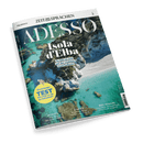 Titelbild der Zeitschrift „ADESSO“ aus der Reihe „ZEIT SPRACHEN“, Ausgabe Nr. 7/25, mit Luftaufnahme eines felsigen Küstenabschnitts der Insel Elba mit türkisfarbenem Wasser und weißen Stränden; Haupttitel „Isola d’Elba“ mit dem Untertitel „So lebt es sich auf der coolsten Insel Italiens!“, dazu gelber Kreis mit der Aufschrift „Einstufungs-TEST – Wie steht es um Ihr Italienisch?“ sowie Hinweise auf Beiträge über Aida Fenidi, italienische Sommerrezepte und Rudy Neumann.
