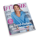 Titelbild der Frauenzeitschrift „FÜR SIE“ mit einer lächelnden Frau in hellblauer Bluse vor einem hellen Hintergrund; sichtbare Schlagzeilen u. a.: „Die Trend-Farben des Sommers“, „Frisch, lebendig und mit Gute-Laune-Faktor“, „Bon appétit! Die neue französische Küche“, „Lust auf eine neue Frisur“, „Gesund & fit in 4 Wochen“, „Entspannt durch die Wechseljahre“ und „Wir feiern das Leben – Wie dieser Sommer unvergesslich wird“.