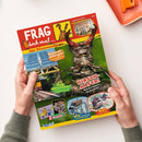 Titelbild des Kindermagazins „Frag doch mal… Das Wissensmagazin“ mit einem großen Hirschkäfer in Nahaufnahme im Zentrum. Umgeben von bunten Fotos und Textfeldern zu Themen wie „Sonnenenergie!“, „Zugabenteuer!“, „WAS ist Rafting?“ und „WAS bewachen Erdmännchen?“. Unten Hinweise auf „2 Poster“ mit Bildern eines Tigers und einer Achterbahn, roter Hintergrund oben, gelber Rand unten, gehalten von zwei Händen.