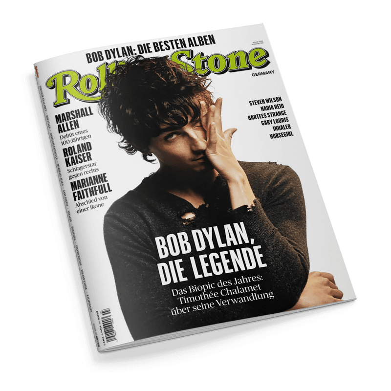 Titelbild der Zeitschrift „Rolling Stone Germany“ mit farbigem Logo oben mittig, im Zentrum eine androgyne Person mit dunklen Locken in zerschlissener schwarzer Kleidung, die mit einer Hand das Gesicht teilweise bedeckt; Hauptüberschrift: „BOB DYLAN, DIE LEGENDE“, Unterzeile: „Das Biopic des Jahres: Timothée Chalamet über seine Verwandlung“, weitere Themen links und rechts außen gelistet, weißer Hintergrund.
