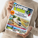 Helle, neutraltönige Person in beigefarbenem Strickpullover hält eine Ausgabe des Magazins „Camping & Reise“ in den Händen. Das Titelblatt zeigt ein Wohnmobil auf einer Landstraße in sommerlicher Landschaft und enthält Texte wie „Der perfekte Sommerurlaub in Deutschland und Europa“, „Kärnten entdecken“, „Luxus-Reisemobile“, „Schweiz“, „Bretagne“, „Vorzelte“ sowie das runde gelb-orangene Hinweisfeld „30 Tipps für die große Fahrt“.