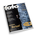 Titelblatt des „fotoMAGAZIN“ Nr. 8 August 2026 mit Küstenluftaufnahme: eine männlich gelesene Person in dunkler Badehose liegt im Wasser neben einer brechenden Welle, linke Bildhälfte schwarz, rechte blau-weiß. Sichtbare Texte: „Drohnenfotografie“, „Michael Kenna“, „Leichtes Gepäck“, „Schöne Reise!“, „FOTOBÜCHER, KALENDER & CO.“ sowie Logo „fotoMAGAZIN – Die ganze Welt der Fotografie“.