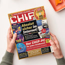 Titelblatt der Technikzeitschrift „CHIP“ mit rotem Kopfband und weißem Logo, großen Schriftzügen „Absolut sicher im Internet!“ und „Der CHIP-PC für jeden Geldbeutel“, Symbolgrafiken zu Browser-Sicherheit, Virenschutz und Software sowie mehreren abgebildeten Softwareboxen und Heften auf der rechten Seite; von zwei Händen mit hellgrünen Ärmeln gehalten, Hintergrund in hellem Beigeton mit orangefarbenem Objektrand oben rechts.