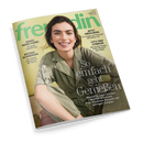 Titelbild der Zeitschrift „freundin“ mit gelbem Hintergrund, darauf eine lächelnde Frau mit dunklem Haar in einem olivgrünen Overall, in sitzender Pose. Textaufdrucke: „So einfach geht Genießen“, „Genau meine Farbe!“, „Rückenschmerzen“, „Jetzt absichern“, „City-Trip London“ sowie Untertitel zu Kochtipps, Mode und Reisethemen.