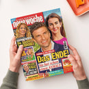 Titelbild der Illustrierten „neue woche“, in beiden Händen gehalten, mit großformatigen Porträtfotos eines lächelnden Mannes und einer dunkelhaarigen Frau vor farbigem Hintergrund. Aufdrucke: „THOMAS & LISA MÜLLER – Das ENDE! Sie hat schon einen ANWALT“, sowie weitere Schlagzeilen zu Prominenten, Gesundheit und Rätseln; unten rechts eine Abbildung eines Stücks Himbeerkuchen mit der Aufschrift „Saftig & süß – HIMBEER-KUCHEN“.