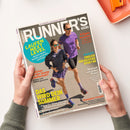 Titelblatt des Laufmagazins „Runner’s World“ mit einer weiblichen und einer männlichen Person in Laufbekleidung und Sonnenbrillen beim Joggen auf grauem Asphalt. Überschriften in Gelb, Blau, Rot und Weiß lauten unter anderem: „Laufen Next Level“, „Das wird dein Sommer“, „Passt! Endlich der richtige Sport-BH“ und „Champion-Couple Richard Ringer und Mara Wagner über Teamwork & Erfolg“. Hände halten das Magazin vor hellem Hintergrund, oben rechts orangefarbene Schale sichtbar.