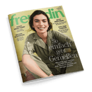 Titelbild der Frauenzeitschrift „freundin“ mit einer lächelnden weiblich gelesenen Person in grünem Jumpsuit vor hellgelbem Hintergrund, zentrale Aufschrift: „So einfach geht Genießen – Worauf es beim Kochen wirklich ankommt. Plus: Köstliche Rezepte mit wenigen Zutaten“, weitere Texte: „GENAU MEINE FARBE! Die große Typberatung“, „RÜCKENSCHMERZEN – Die Lösung liegt meist in der Psyche“, „JETZT ABSICHERN – So sorgen wir finanziell am besten vor“, „CITY-TRIP LONDON – Die besten Shops, Pubs, Museen und Parks“.