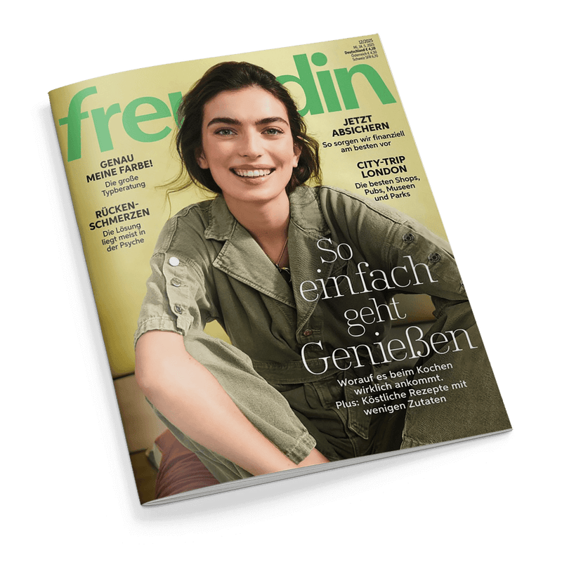 Titelbild der Frauenzeitschrift „freundin“ mit einer lächelnden weiblich gelesenen Person in grünem Jumpsuit vor hellgelbem Hintergrund, zentrale Aufschrift: „So einfach geht Genießen – Worauf es beim Kochen wirklich ankommt. Plus: Köstliche Rezepte mit wenigen Zutaten“, weitere Texte: „GENAU MEINE FARBE! Die große Typberatung“, „RÜCKENSCHMERZEN – Die Lösung liegt meist in der Psyche“, „JETZT ABSICHERN – So sorgen wir finanziell am besten vor“, „CITY-TRIP LONDON – Die besten Shops, Pubs, Museen und Parks“.